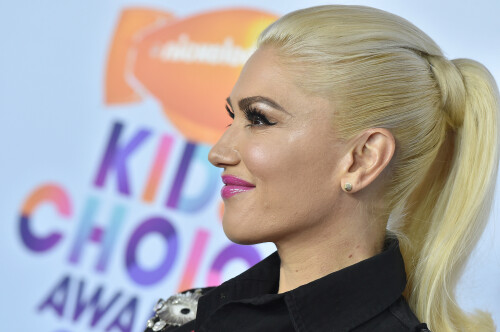 GwenStefani_2017KCA_BlackOutfit_HQPicsSpace_2617ae1492a0a7fa2d4.jpeg