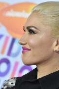GwenStefani_2017KCA_BlackOutfit_HQPicsSpace_2617ae1492a0a7fa2d4
