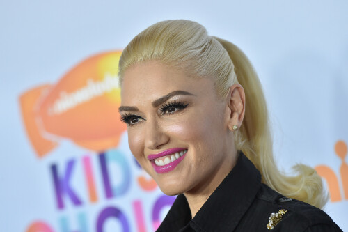 GwenStefani_2017KCA_BlackOutfit_HQPicsSpace_2621dbbdb94e8db073c.jpeg