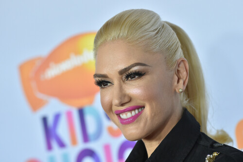GwenStefani_2017KCA_BlackOutfit_HQPicsSpace_264ffce14e83d91964d.jpeg