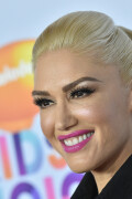 GwenStefani_2017KCA_BlackOutfit_HQPicsSpace_264ffce14e83d91964d