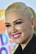 GwenStefani_2017KCA_BlackOutfit_HQPicsSpace_2651f34a8491040a74f
