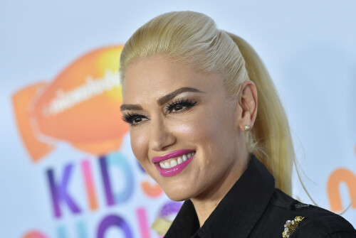 GwenStefani_2017KCA_BlackOutfit_HQPicsSpace_26686e746366a765f5f.jpeg