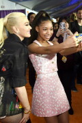 GwenStefani_2017KCA_BlackOutfit_HQPicsSpace_269e4e2f9f693a65f57