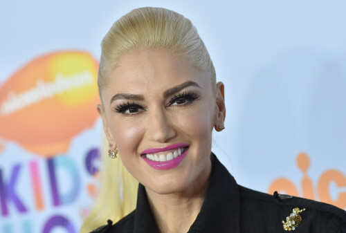 GwenStefani_2017KCA_BlackOutfit_HQPicsSpace_2703ad7168e6738c8c6.jpeg