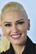 GwenStefani_2017KCA_BlackOutfit_HQPicsSpace_2703ad7168e6738c8c6