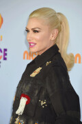 GwenStefani_2017KCA_BlackOutfit_HQPicsSpace_274ea444f82db011a22