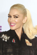 GwenStefani_2017KCA_BlackOutfit_HQPicsSpace_2797787cd76730ce79c