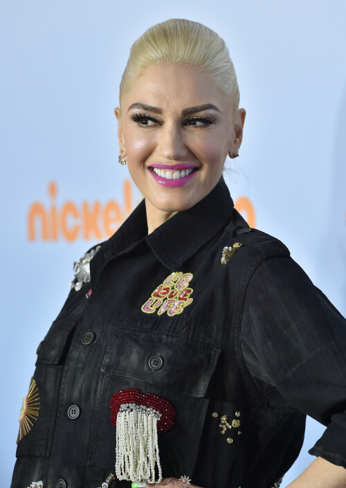 GwenStefani_2017KCA_BlackOutfit_HQPicsSpace_2857f9fcd154f026a42.jpeg