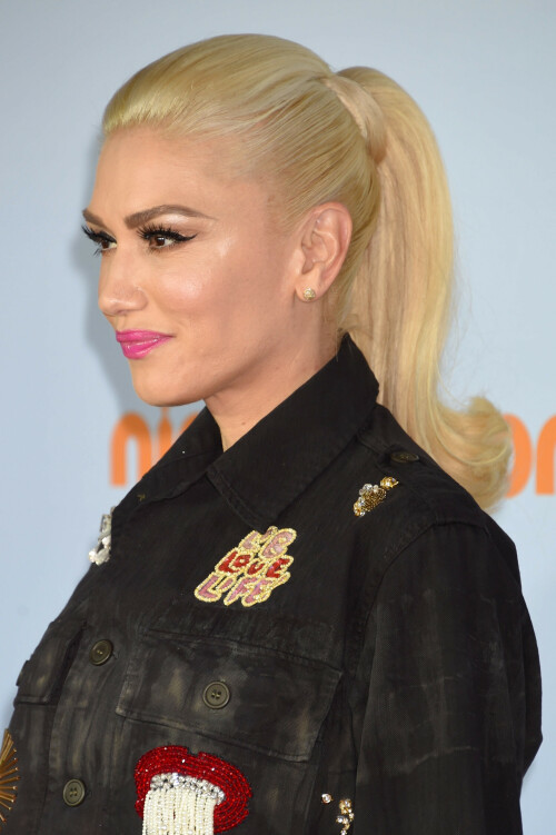 GwenStefani_2017KCA_BlackOutfit_HQPicsSpace_2866d4d02d995469ab.jpeg