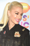 GwenStefani_2017KCA_BlackOutfit_HQPicsSpace_29350a4ab2f15353adb