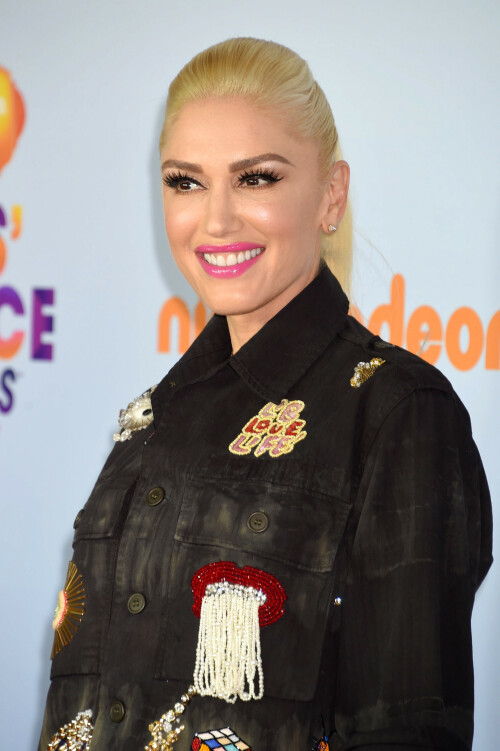 GwenStefani_2017KCA_BlackOutfit_HQPicsSpace_29409c40437add5cc0.jpeg