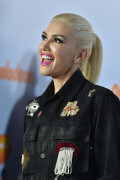 GwenStefani_2017KCA_BlackOutfit_HQPicsSpace_2942198a2ca1e7a9356