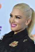 GwenStefani_2017KCA_BlackOutfit_HQPicsSpace_301d328ca4a8df47653