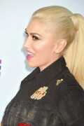 GwenStefani_2017KCA_BlackOutfit_HQPicsSpace_302f6e17a54d6836fbd