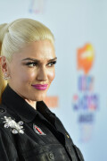 GwenStefani_2017KCA_BlackOutfit_HQPicsSpace_3031c777ad75a149ae6