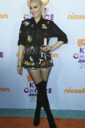 GwenStefani_2017KCA_BlackOutfit_HQPicsSpace_306880985b8e1a54195
