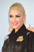 GwenStefani_2017KCA_BlackOutfit_HQPicsSpace_30c3173ae2b65ce6c3