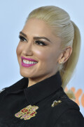 GwenStefani_2017KCA_BlackOutfit_HQPicsSpace_311bd092e2c8c962178