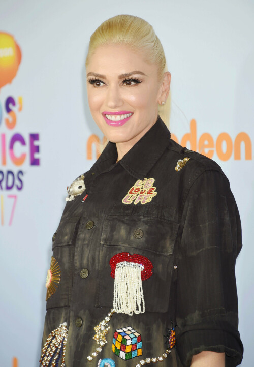 GwenStefani_2017KCA_BlackOutfit_HQPicsSpace_314a0fa70e54c209470.jpeg