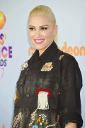 GwenStefani_2017KCA_BlackOutfit_HQPicsSpace_314a0fa70e54c209470