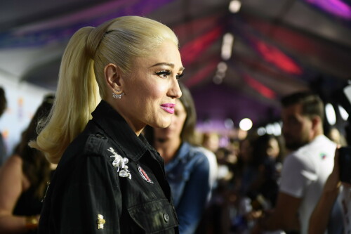 GwenStefani_2017KCA_BlackOutfit_HQPicsSpace_328642642551b510165.jpeg