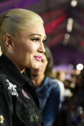 GwenStefani_2017KCA_BlackOutfit_HQPicsSpace_328642642551b510165