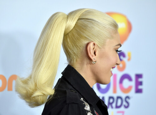 GwenStefani_2017KCA_BlackOutfit_HQPicsSpace_3314eb0ee6ba98ec837.jpeg