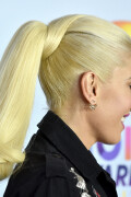 GwenStefani_2017KCA_BlackOutfit_HQPicsSpace_3314eb0ee6ba98ec837