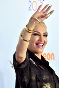 GwenStefani_2017KCA_BlackOutfit_HQPicsSpace_332226cfaab84dfb025