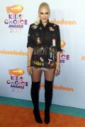 GwenStefani_2017KCA_BlackOutfit_HQPicsSpace_336bd7c97876a4e70e2