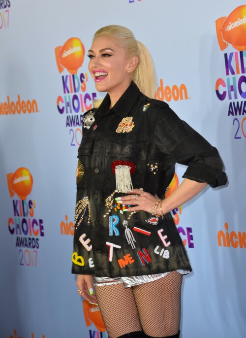 GwenStefani_2017KCA_BlackOutfit_HQPicsSpace_33927dc72a63cd9532b.jpeg
