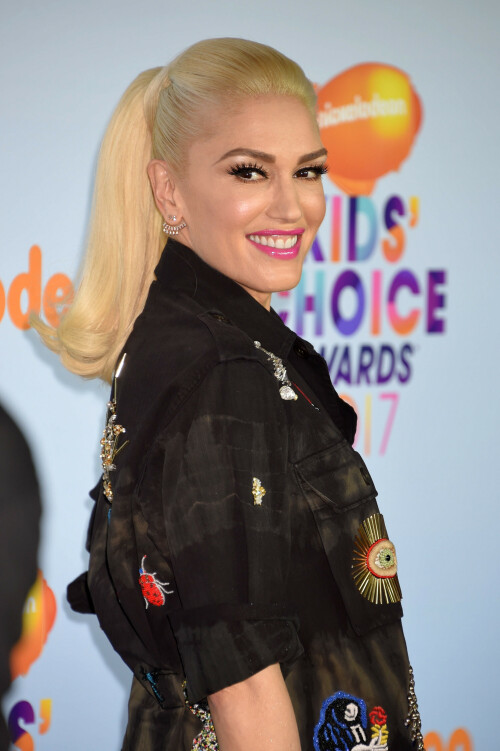 GwenStefani_2017KCA_BlackOutfit_HQPicsSpace_33e8efdb0c4e8c3c57.jpeg
