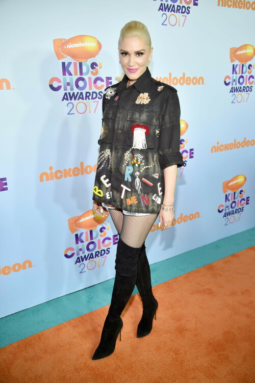 GwenStefani_2017KCA_BlackOutfit_HQPicsSpace_34033b67a1af828bc31.jpeg