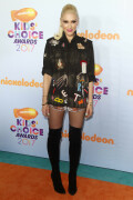 GwenStefani_2017KCA_BlackOutfit_HQPicsSpace_341538155d948f42e37
