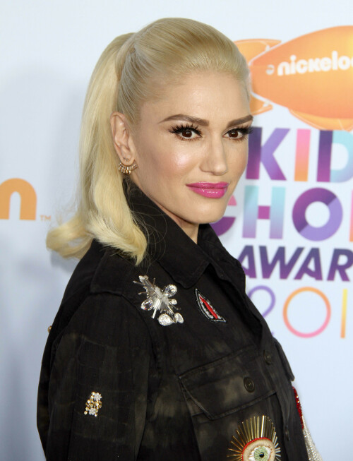 GwenStefani_2017KCA_BlackOutfit_HQPicsSpace_345535206cb1b9ad6ec.jpeg