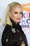 GwenStefani_2017KCA_BlackOutfit_HQPicsSpace_345535206cb1b9ad6ec