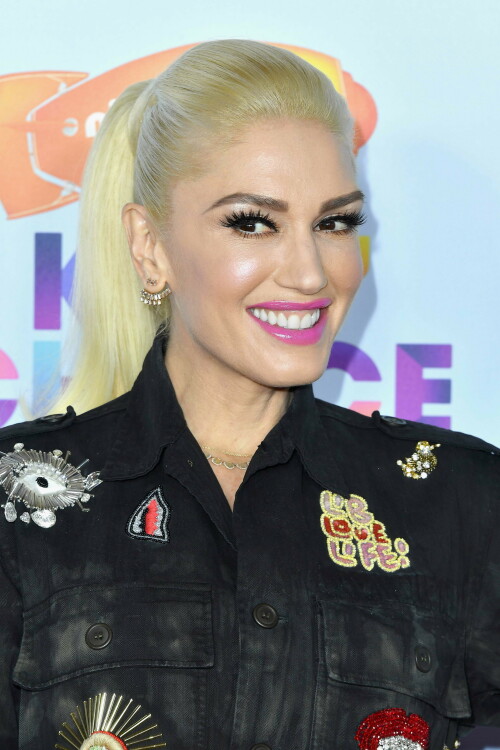 GwenStefani_2017KCA_BlackOutfit_HQPicsSpace_35061f12fd55b449ceb.jpeg
