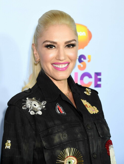 GwenStefani_2017KCA_BlackOutfit_HQPicsSpace_3561033240a55513470.jpeg