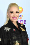 GwenStefani_2017KCA_BlackOutfit_HQPicsSpace_3561033240a55513470