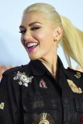 GwenStefani_2017KCA_BlackOutfit_HQPicsSpace_362a6e81e0c6f6782ca