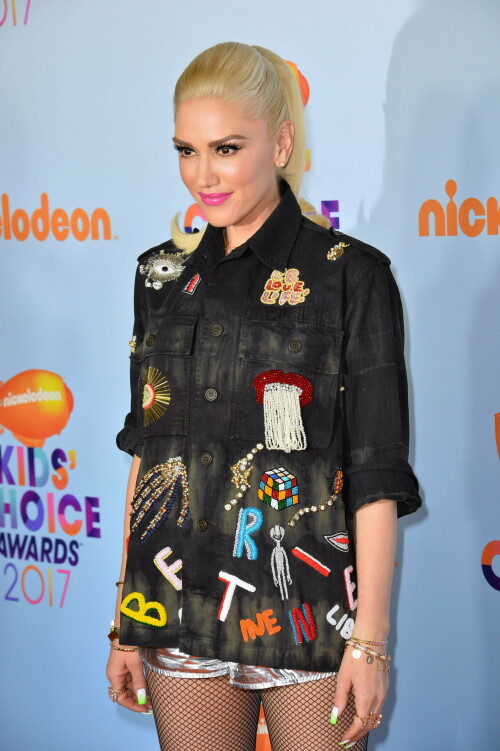 GwenStefani_2017KCA_BlackOutfit_HQPicsSpace_3647763d546b0f3094d.jpeg
