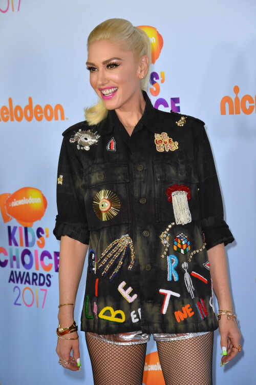 GwenStefani_2017KCA_BlackOutfit_HQPicsSpace_365dde17ca64a3dca33.jpeg