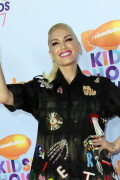 GwenStefani_2017KCA_BlackOutfit_HQPicsSpace_37080e858106425ea0c