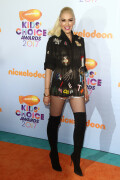 GwenStefani_2017KCA_BlackOutfit_HQPicsSpace_371a1e6c18b403e3294