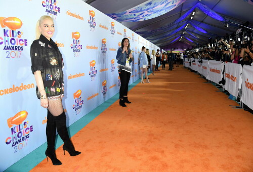 GwenStefani_2017KCA_BlackOutfit_HQPicsSpace_383a598ff2404cd26f8.jpeg