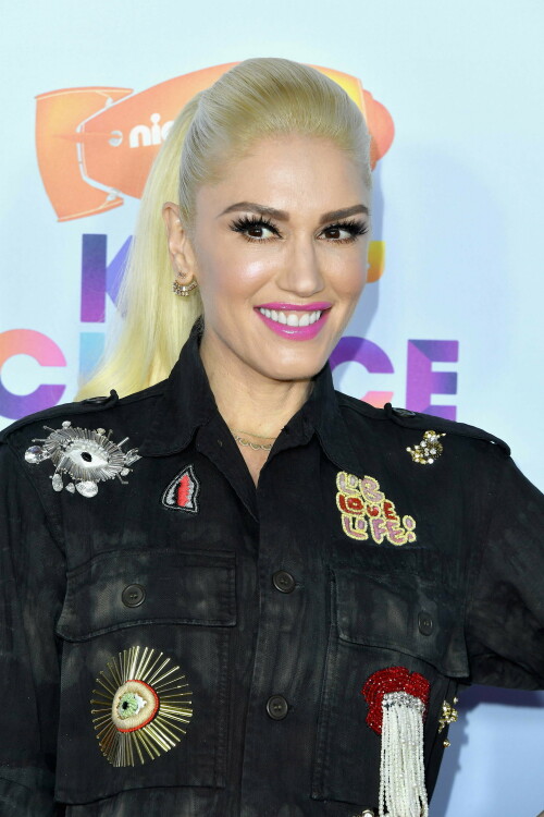 GwenStefani_2017KCA_BlackOutfit_HQPicsSpace_3844b169d380939eb58.jpeg
