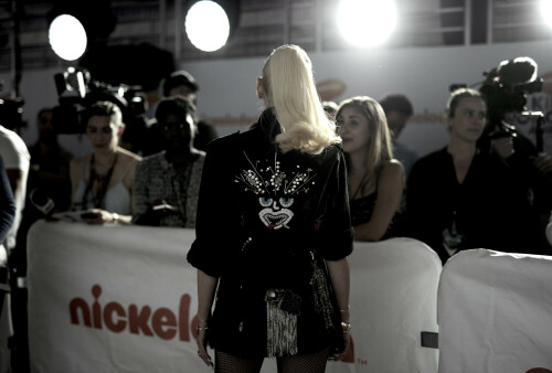 GwenStefani_2017KCA_BlackOutfit_HQPicsSpace_45158f33f0e84ad05b.jpeg