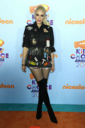 GwenStefani_2017KCA_BlackOutfit_HQPicsSpace_48436a51ba817403db