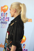 GwenStefani_2017KCA_BlackOutfit_HQPicsSpace_50d270bf36ed10f5b7